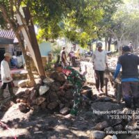 Semangat Gotong Royong, Babinsa dan Warga Bangun Pondasi Rumah