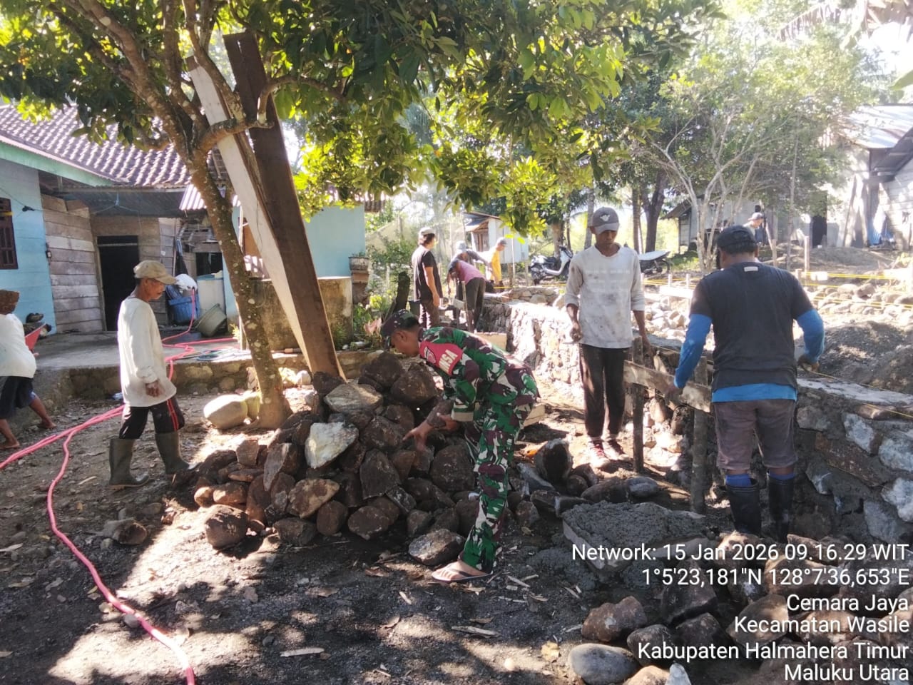 Semangat Gotong Royong, Babinsa dan Warga Bangun Pondasi Rumah