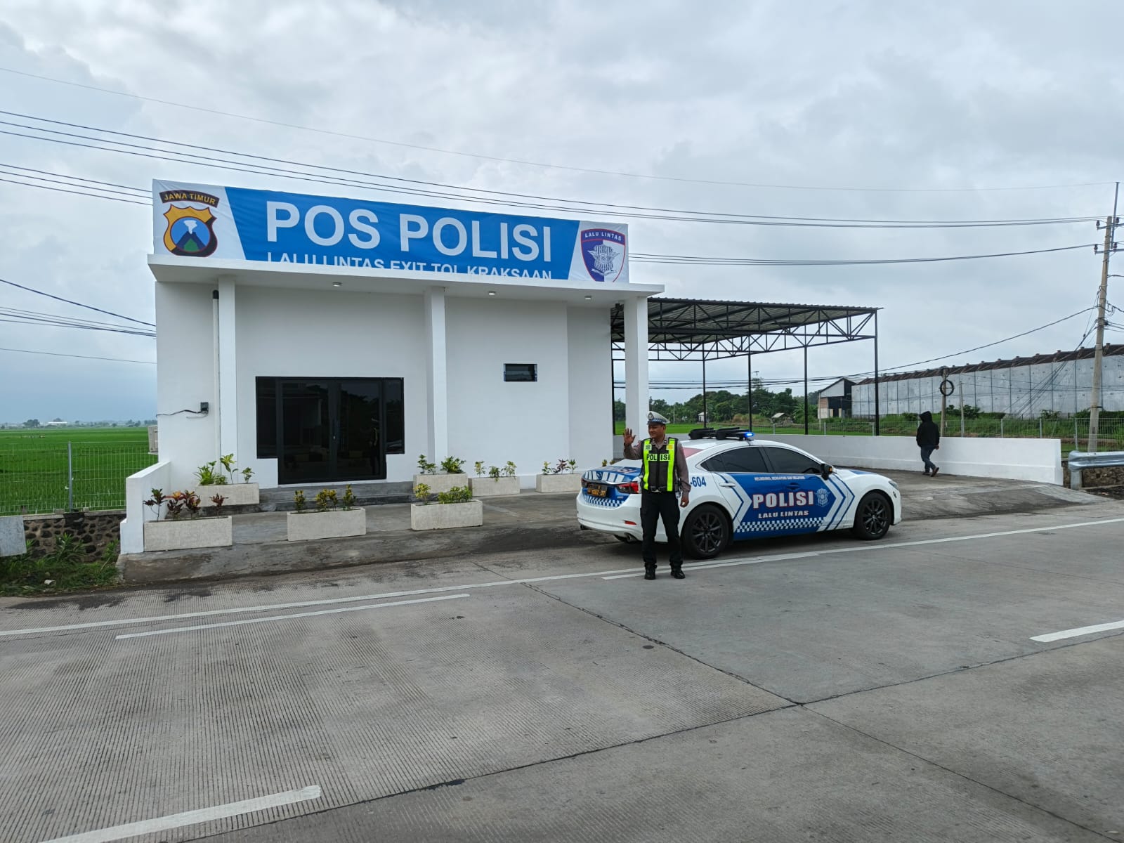 Kasat Lantas Turun Langsung, Arus Lalu Lintas Exit Tol Kraksaan Dipastikan Lancar