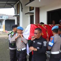 Kapolres Probolinggo Kota Pimpin Upacara Persemayaman Jenazah Aipda Agus Prastiawan