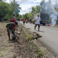 Hadapi Musim Hujan, Babinsa Pandawan Bersama Masyarakat Laksanakan Pembersihan Drainase