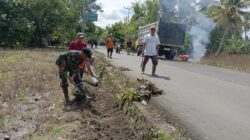 Hadapi Musim Hujan, Babinsa Pandawan Bersama Masyarakat Laksanakan Pembersihan Drainase