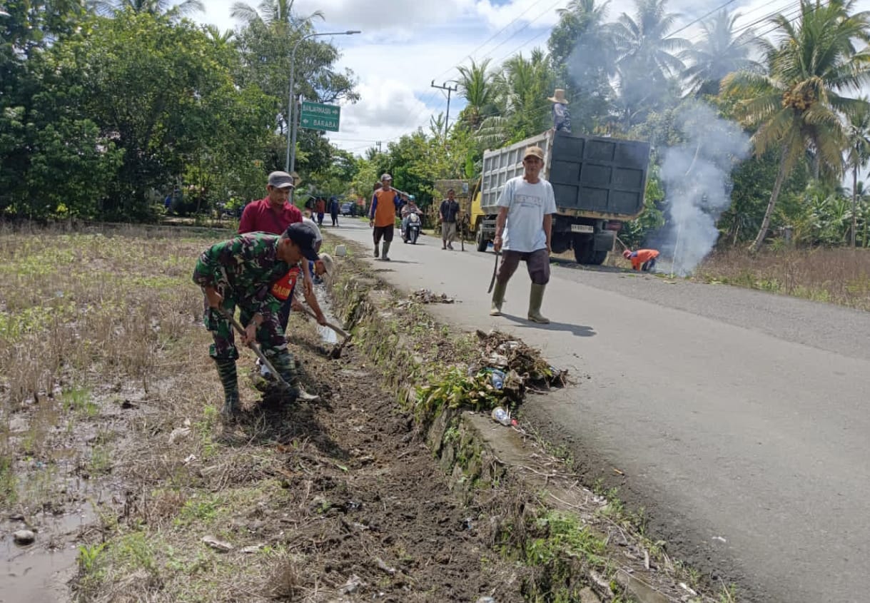 Hadapi Musim Hujan, Babinsa Pandawan Bersama Masyarakat Laksanakan Pembersihan Drainase