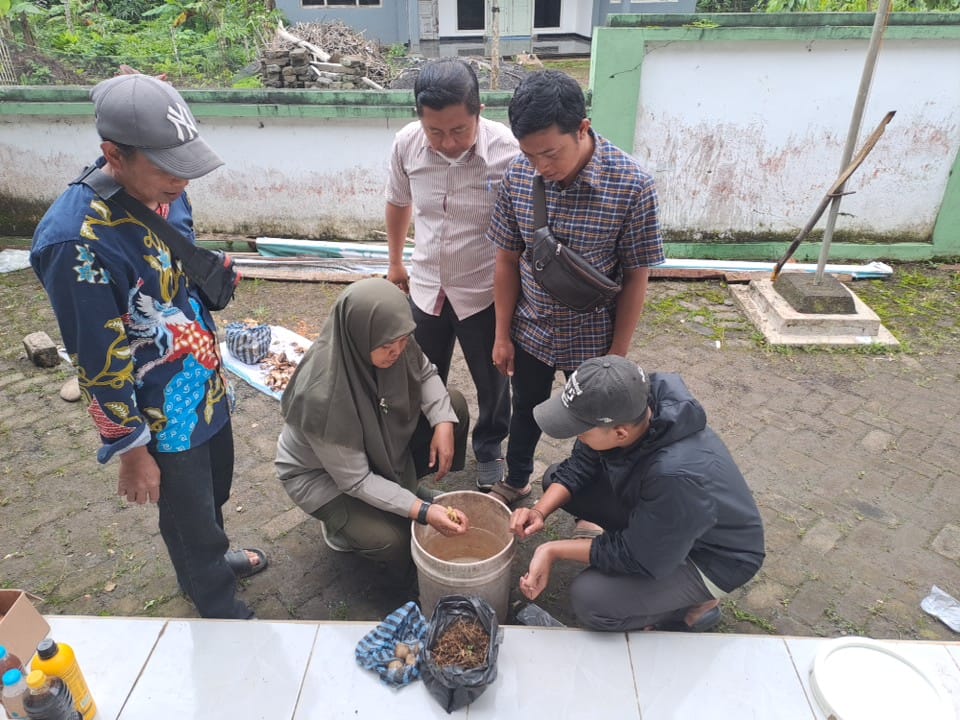 Dorong Pertanian Berkelanjutan, Petani Kertosuko Produksi JS, POC, dan JMS Secara Mandiri