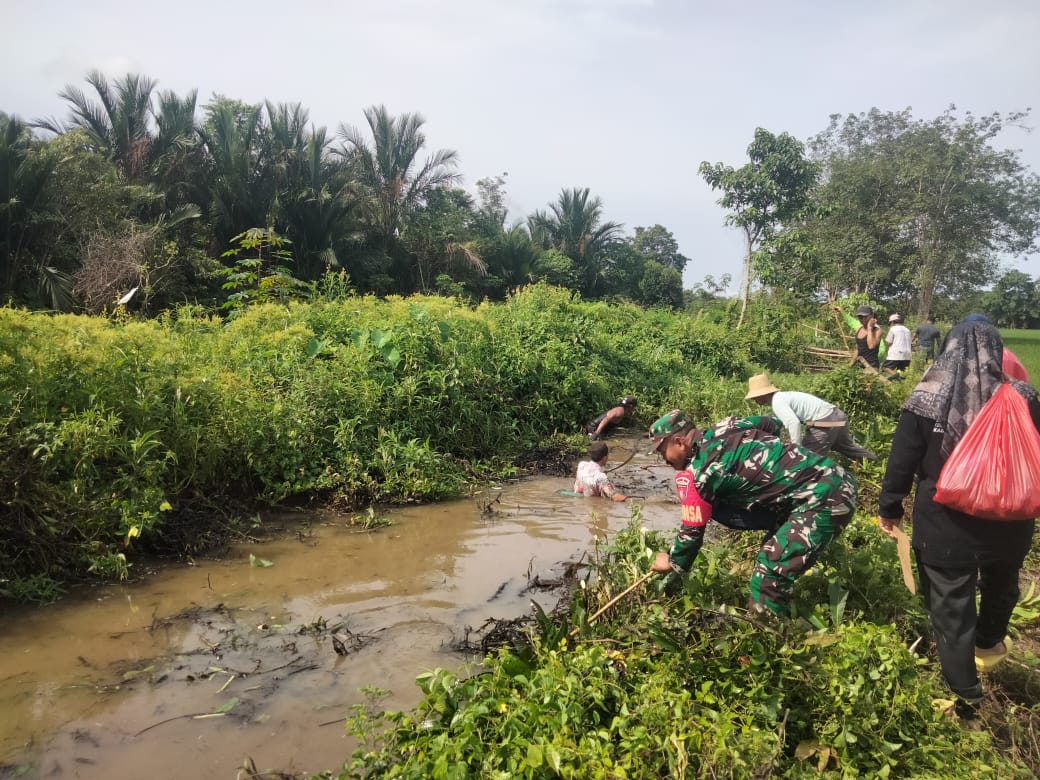 Cegah Banjir, Babinsa Batang Alai Selatan Bersama Warga Bersihkan Sungai