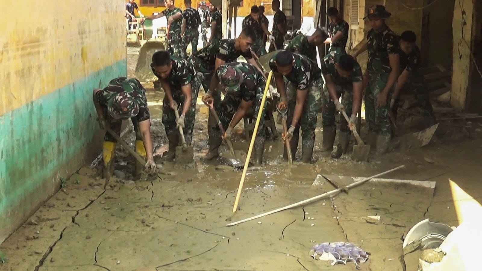Aksi Taruna Akademi TNI Bersihkan Sekolah Pascabanjir di Aceh Tamiang