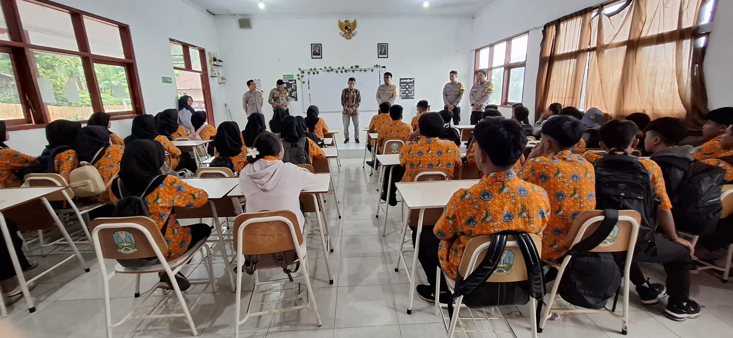 Cegah Gangguan Kamtibmas, Satbinmas Polres Probolinggo Gencarkan Binluh hingga Sekolah di Sukapura