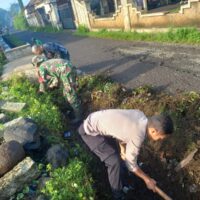 Kebersamaan Babinsa dan Warga Warnai Kerja Bakti di Jalan Langsep Pakistaji