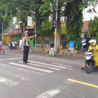 Pelayanan Humanis Polisi di Jalur Pantura, Satlantas Probolinggo Amankan Arus Pagi