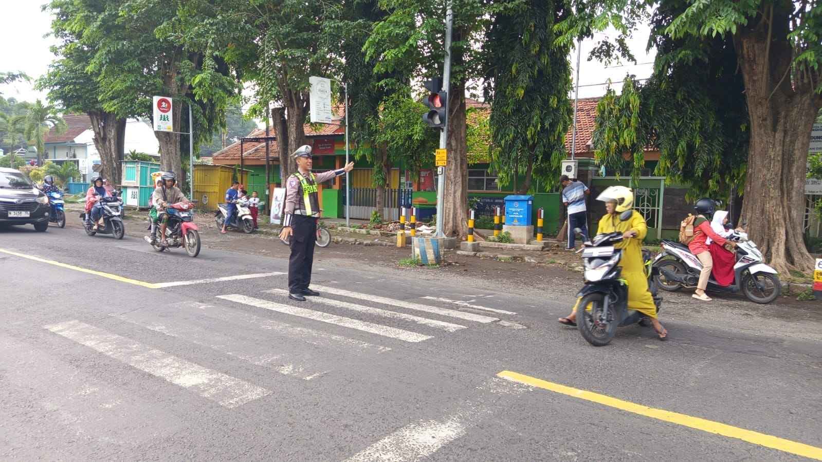 Pelayanan Humanis Polisi di Jalur Pantura, Satlantas Probolinggo Amankan Arus Pagi