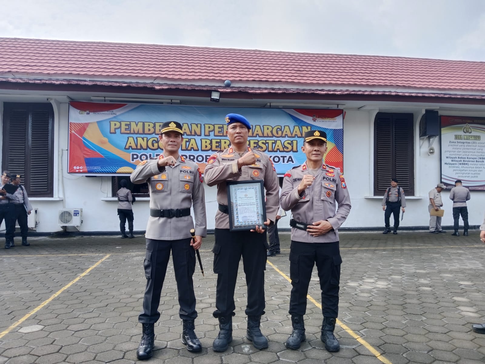 Peran Humanis Polairud Diapresiasi, Kapolres Probolinggo Kota Beri Penghargaan atas Evakuasi Korban Tenggelam