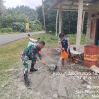 Peduli Sesama, Babinsa Oba Ikut Bantu Pekerjaan Rumah Warga