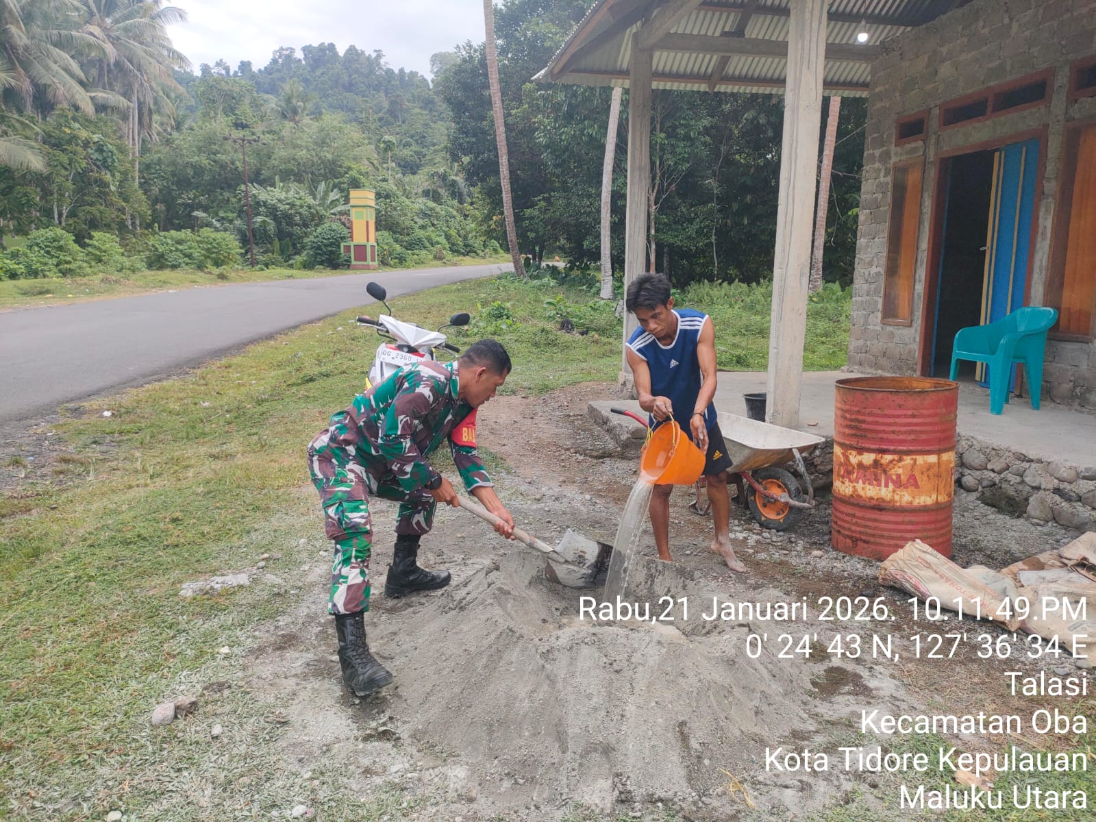 Peduli Sesama, Babinsa Oba Ikut Bantu Pekerjaan Rumah Warga