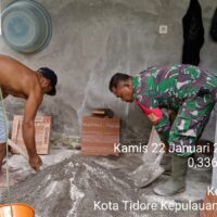 Tak Cuma Jaga Wilayah, Babinsa Kodim Tidore Ikut Adukan Semen Bangun Rumah Warga
