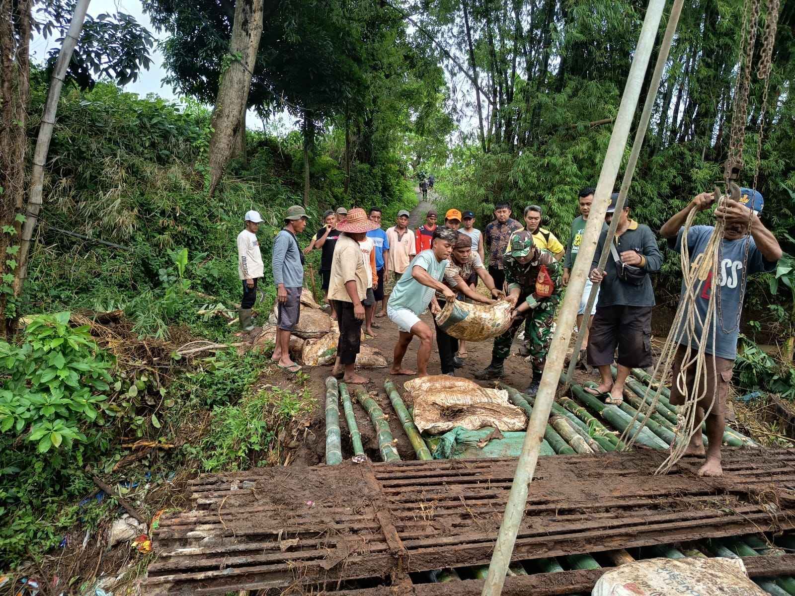 Putus Diterjang Banjir, Koramil Maron Kerja Bakti Membangun Jembatan Di Desa Satreyan