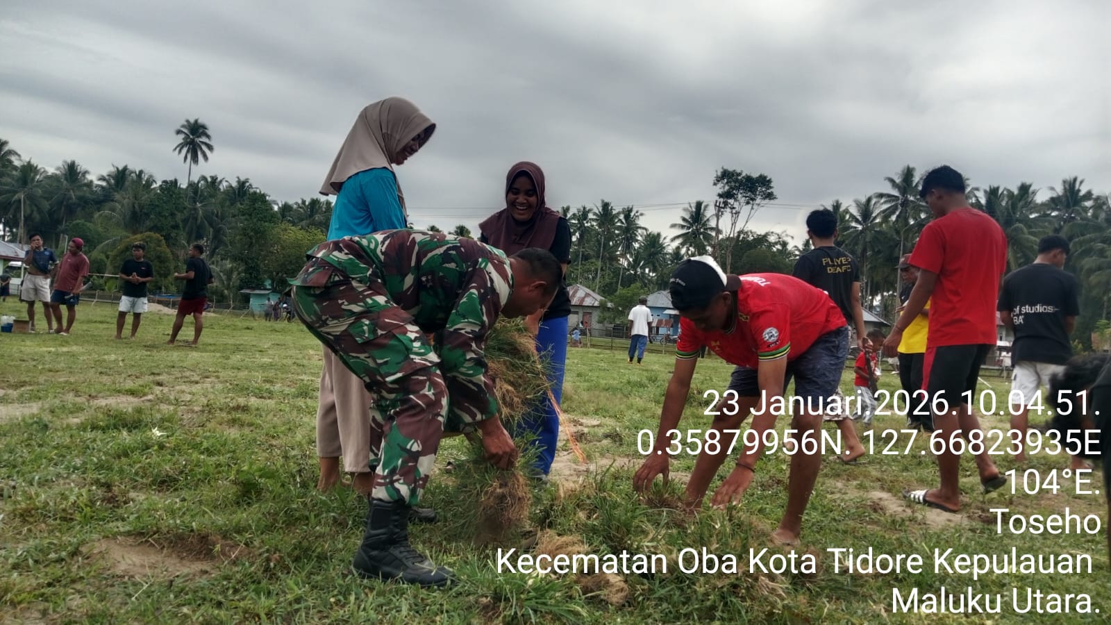 Gotong Royong Babinsa dan Warga, Lapangan Sepak Bola Desa Toseho Kembali Bersih