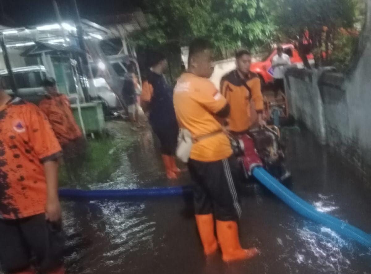 Respon Cepat Pascahujan Deras, BTB Baznas dan TRC BPBD Sedot Genangan di Permukiman Warga