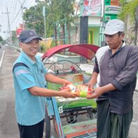 Belajar Empati Sejak Bangku Sekolah, Siswa SMPN 2 Kraksaan Berbagi Beras di Momentum Isra’ Mi’raj