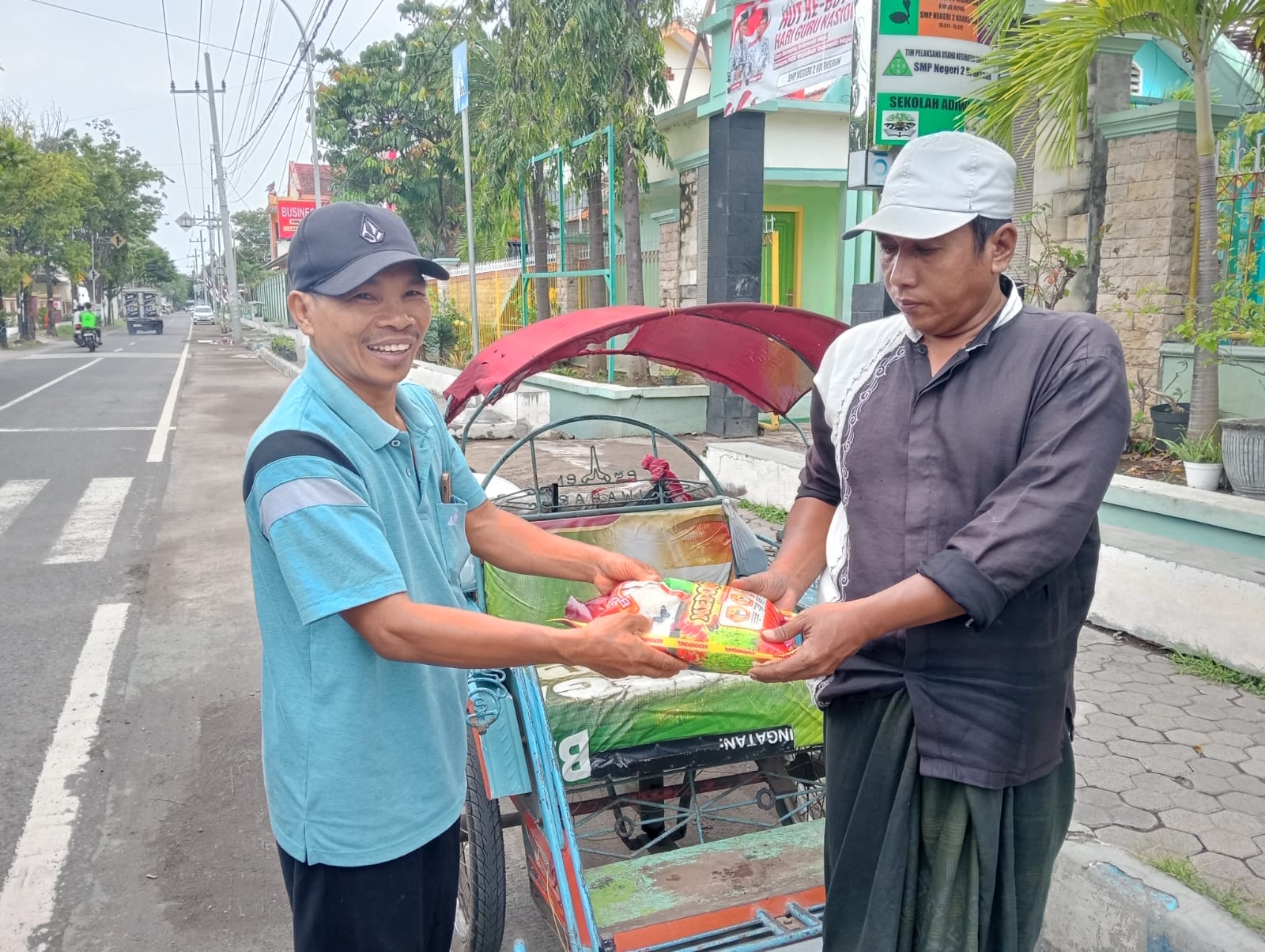 Belajar Empati Sejak Bangku Sekolah, Siswa SMPN 2 Kraksaan Berbagi Beras di Momentum Isra’ Mi’raj