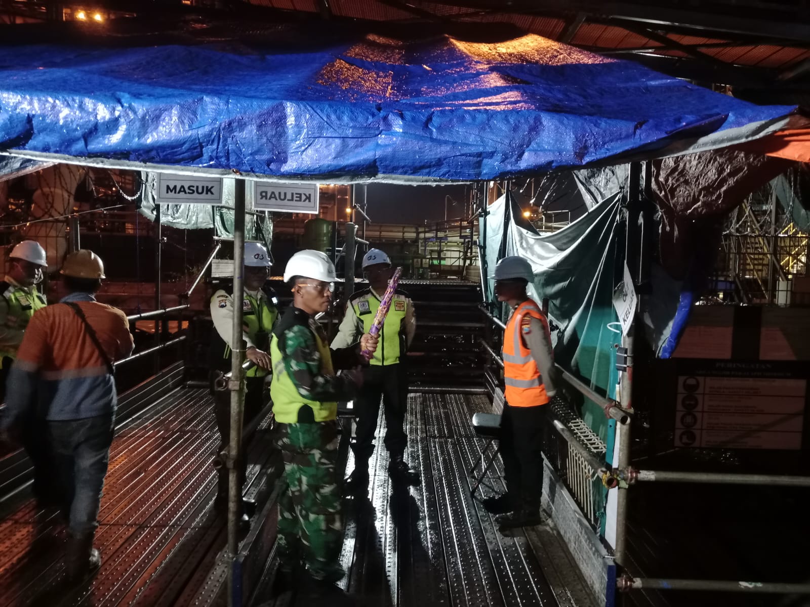 Babinsa Koramil 0820-16/Paiton Laksanakan Komsos di Pos Outage PLTU POMI, Tekankan Keselamatan Kerja Babinsa Koramil 0820-16/Paiton Laksanakan Komsos di Pos Outage PLTU POMI, Tekankan Keselamatan Kerja