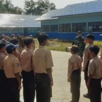 Peran Babinsa dalam Pembinaan Generasi Muda Melalui Kegiatan Pramuka di SMPN 9 HST