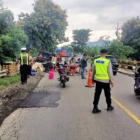 Perbaikan Jembatan Bhinor, Satlantas Polres Probolinggo Terapkan Rekayasa Lalu Lintas Buka Tutup