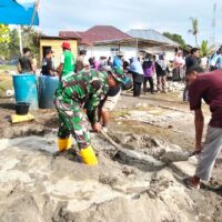 Anggota Koramil 1505-04/Oba Gotong Royong Bersama Warga Bangun Masjid