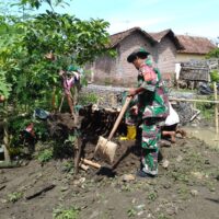 Hujan Deras dan Banjir Rusak Jembatan Desa Matekan, Koramil Besuk Turun Tangan