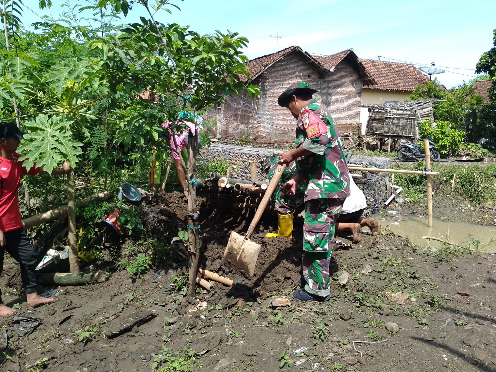 Hujan Deras dan Banjir Rusak Jembatan Desa Matekan, Koramil Besuk Turun Tangan Hujan Deras dan Banjir Rusak Jembatan Desa Matekan, Koramil Besuk Turun Tangan