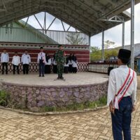 Perkuat Karakter Pelajar, Babinsa Koramil 1002-08/Labuan Amas Utara Jadi Pembina Upacara