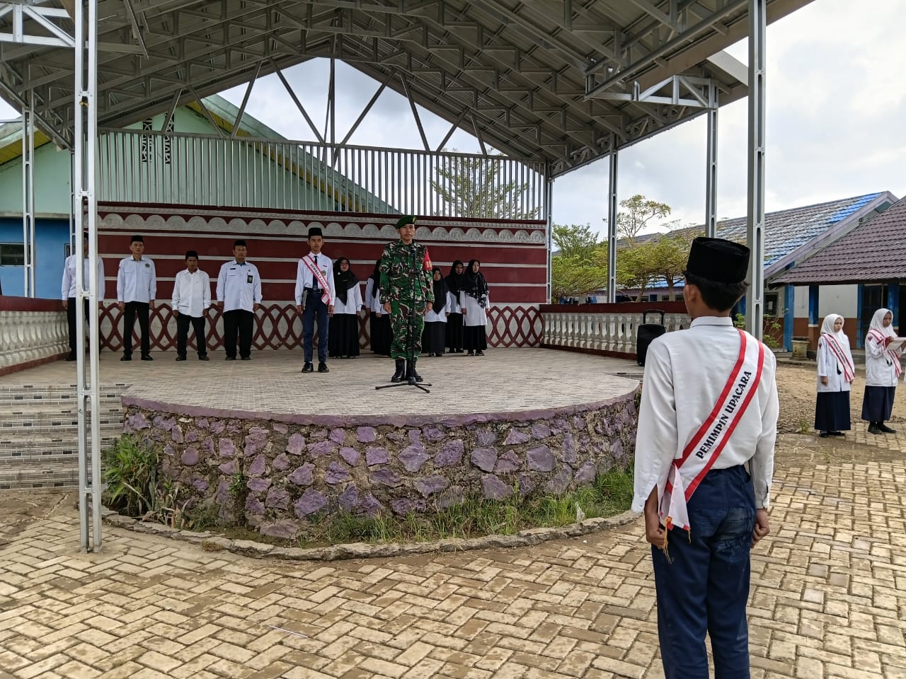 Perkuat Karakter Pelajar, Babinsa Koramil 1002-08/Labuan Amas Utara Jadi Pembina Upacara Perkuat Karakter Pelajar, Babinsa Koramil 1002-08/Labuan Amas Utara Jadi Pembina Upacara