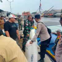 Kepedulian Polsek Sumberasih untuk Pesisir: 2.000 Glangsi Dikirim Perbaiki Tanggul Gili Ketapang