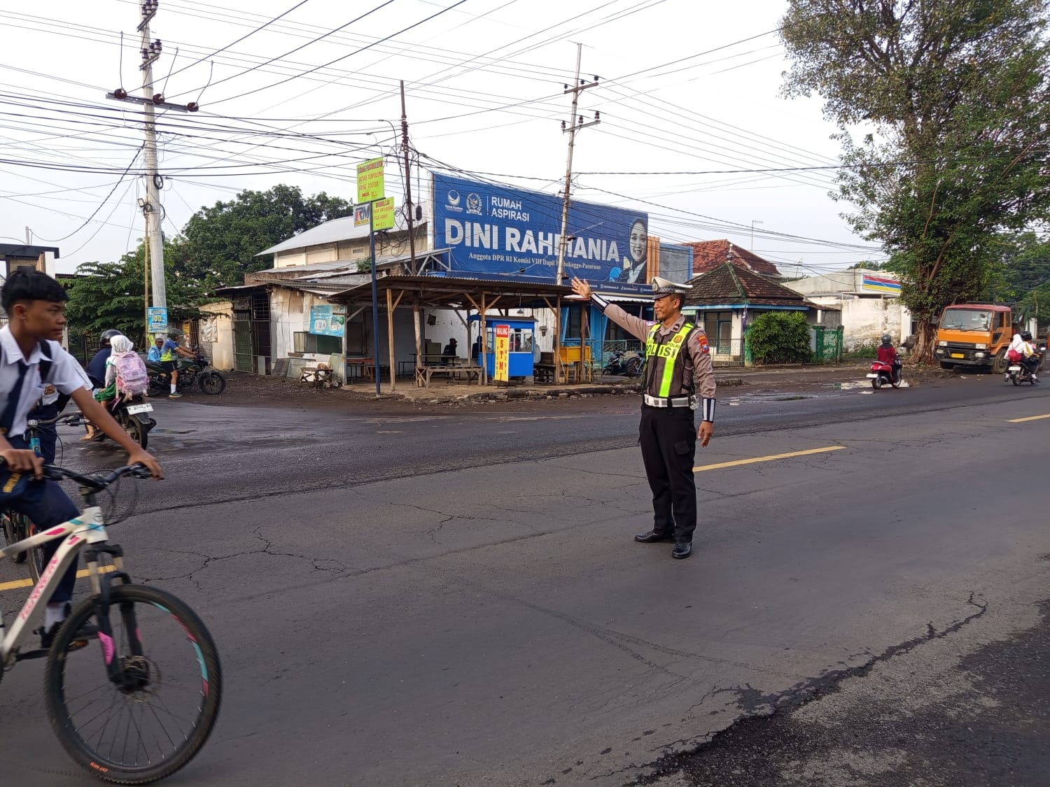 Kasat Lantas Polres Probolinggo Pantau Langsung Poros Pagi, Tekan Pelanggaran dan Kecelakaan Kasat Lantas Polres Probolinggo Pantau Langsung Poros Pagi, Tekan Pelanggaran dan Kecelakaan