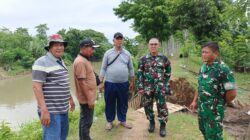 Danramil Pajarakan Pimpin Langsung Perbaikan Tanggul Jebol, Antisipasi Banjir Susulan