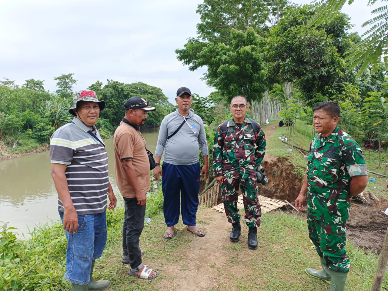 Danramil Pajarakan Pimpin Langsung Perbaikan Tanggul Jebol, Antisipasi Banjir Susulan