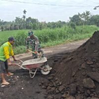 Babinsa Koramil 0820-07/Wonomerto Turun Langsung dalam Perbaikan Jalan Warga Desa Patalan