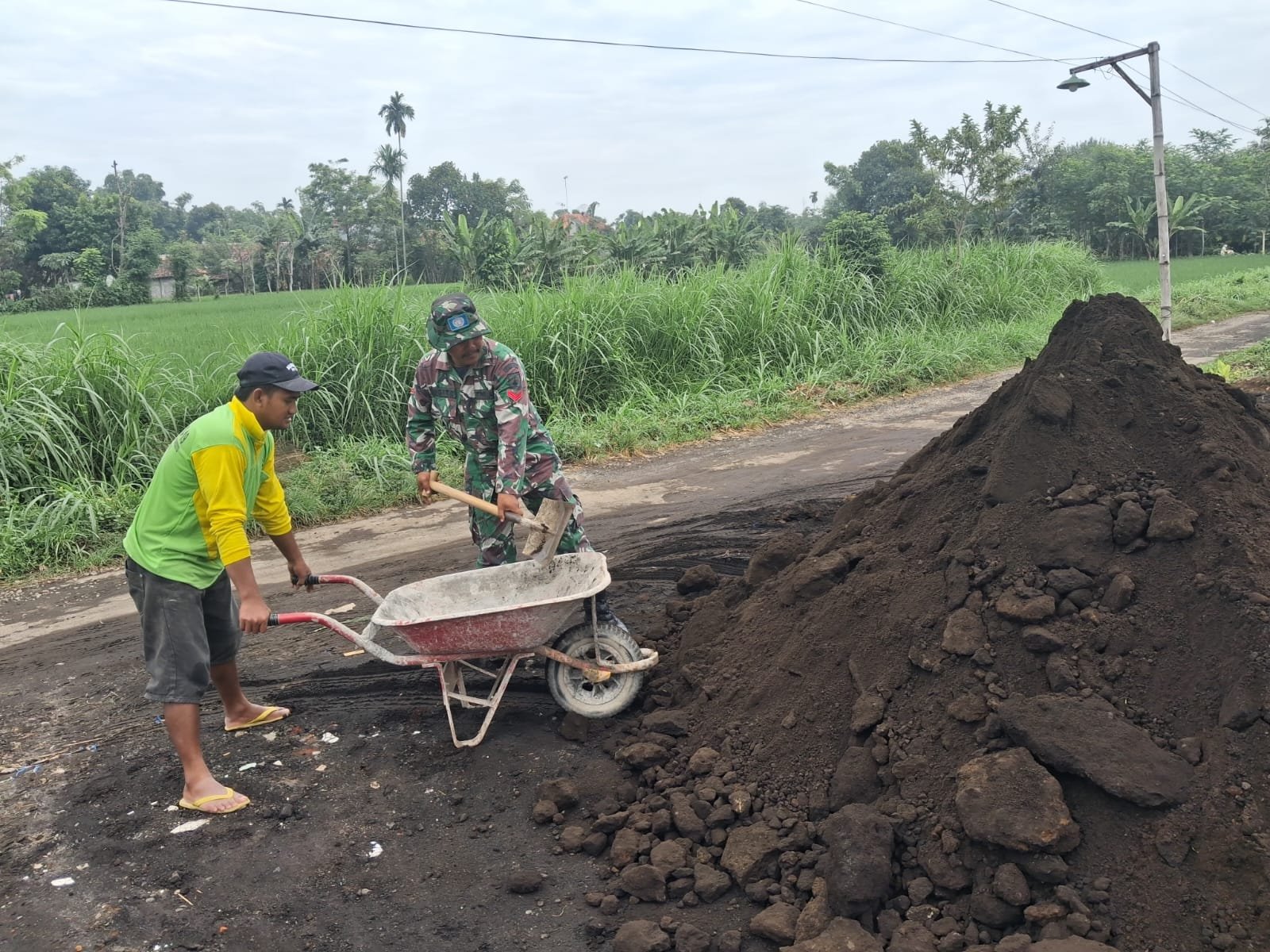 Babinsa Koramil 0820-07/Wonomerto Turun Langsung dalam Perbaikan Jalan Warga Desa Patalan Babinsa Koramil 0820-07/Wonomerto Turun Langsung dalam Perbaikan Jalan Warga Desa Patalan