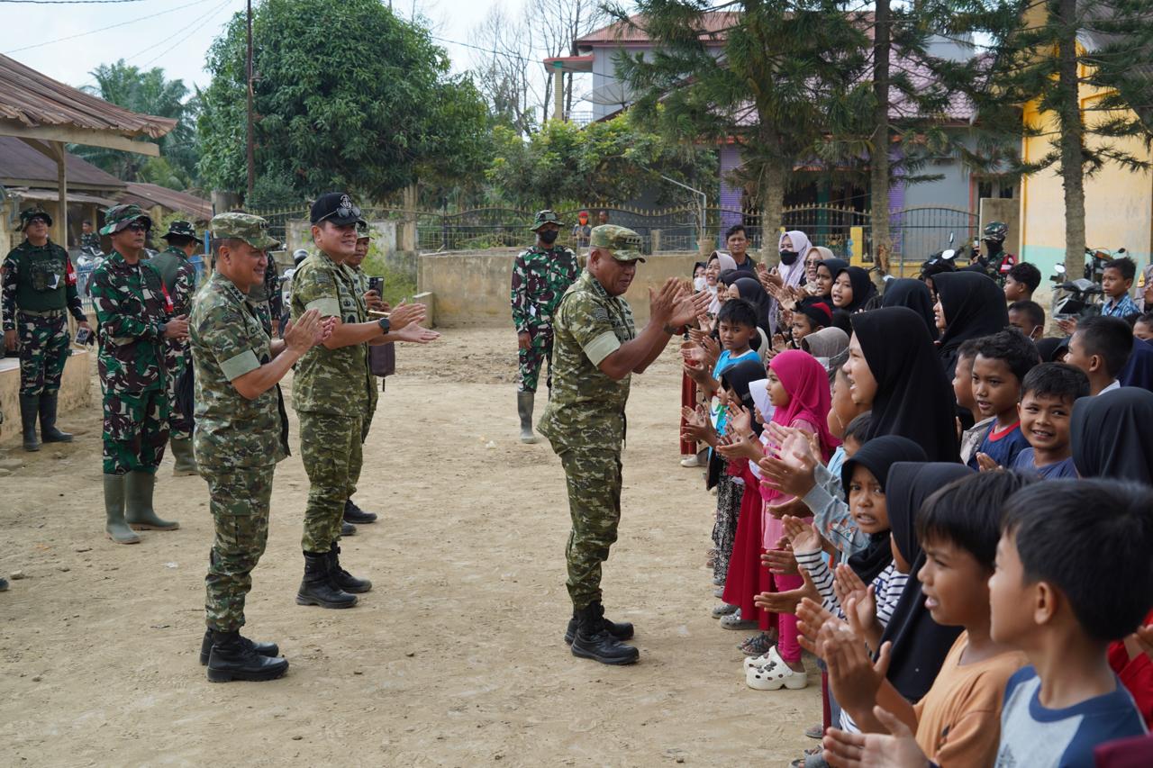 Wakasad Didampingi Gubernur Akmil Tinjau Latsitardanus di Aceh