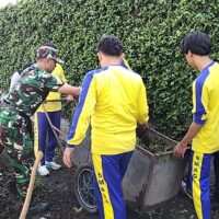 Jumat Bersih, Koramil 0820-02/Wonoasih Ajak Warga dan Pelajar Bersihkan Jalan Jeruk