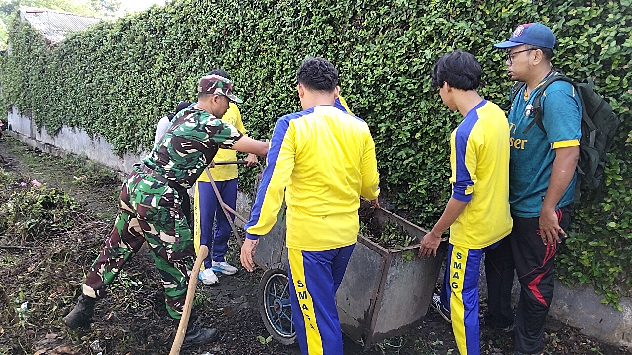 Jumat Bersih, Koramil 0820-02/Wonoasih Ajak Warga dan Pelajar Bersihkan Jalan Jeruk