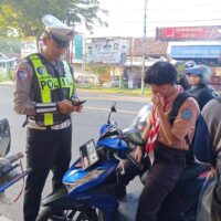Poros Pagi di Dringu, Polisi Lalu Lintas Kawal Penyeberangan Siswa demi Rasa Aman