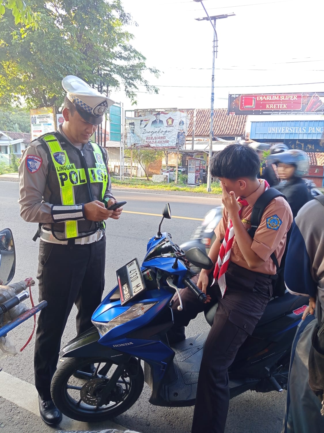 Poros Pagi di Dringu, Polisi Lalu Lintas Kawal Penyeberangan Siswa demi Rasa Aman