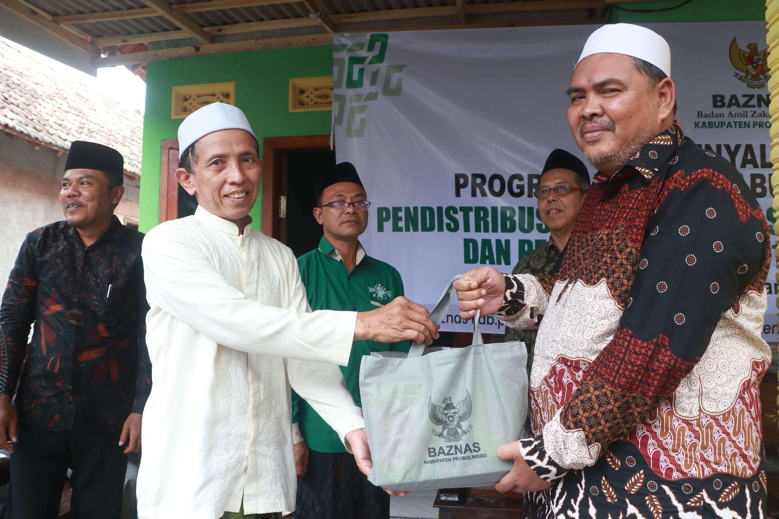 Perkuat Pengentasan Kemiskinan, Baznas Probolinggo Distribusikan Ribuan Sembako dan Resmikan RLHB Perkuat Pengentasan Kemiskinan, Baznas Probolinggo Distribusikan Ribuan Sembako dan Resmikan RLHB
