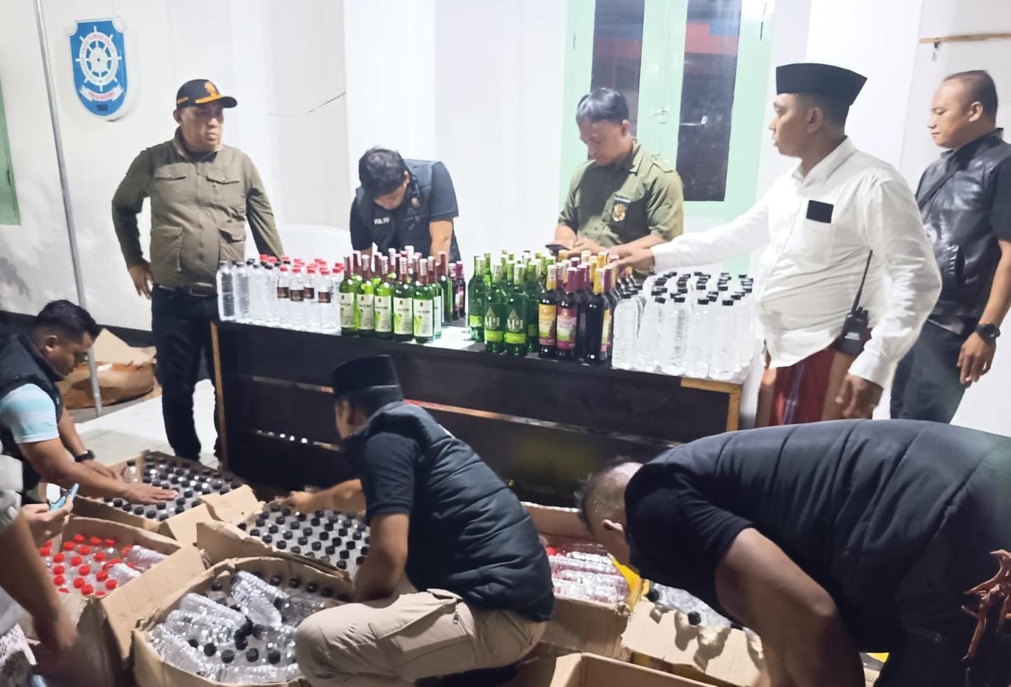 Razia Miras di Maron, Satpol PP Probolinggo Amankan 512 Botol dari Dua Lokasi Razia Miras di Maron, Satpol PP Probolinggo Amankan 512 Botol dari Dua Lokasi
