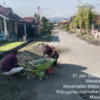 Babinsa Koramil 1505-03/Maba Bantu Warga Perbaiki Saluran Air