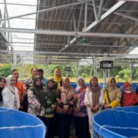 Memperkuat Ketahanan Pangan, Koramil Wonoasih Melakukan Pendampingan Penebaran Benih Ikan Lele