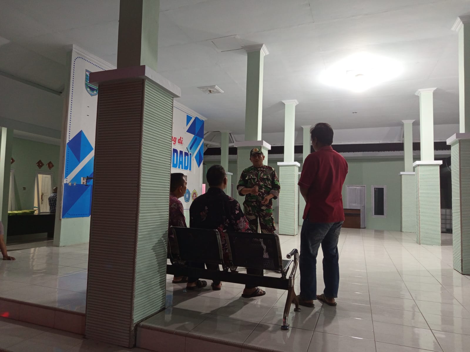 Babinsa Koramil 0820-16/Paiton Gelar Komsos, Ajak Warga Sukodadi Jaga Keamanan Lingkungan Babinsa Koramil 0820-16/Paiton Gelar Komsos, Ajak Warga Sukodadi Jaga Keamanan Lingkungan