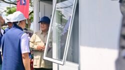 Wakil Panglima TNI Dampingi Presiden RI Tinjau Pembangunan Rumah Hunian Danantara di Aceh Tamiang