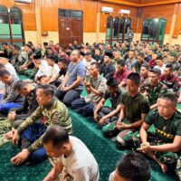 Panglima TNI Sholat Subuh Berjamaah Bersama Prajurit Satgas Pamtas RI-PNG Mobil