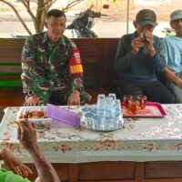 Babinsa Jalin Silaturahmi dengan Warga Melalui Komsos